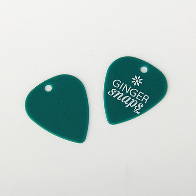 Les petits crochets en plastique verts ont adapté Logo Printing Plastic Guitar Pick aux besoins du client