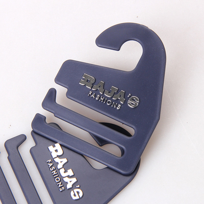 Le label personnalisé glissent non les cintres en plastique de lien avec Logo Embossed argenté
