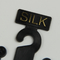 Cintres en plastique faits sur commande de pp noirs avec de l'or Logo For Suspenders