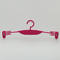 Cintre rouge de impression fait sur commande de sous-vêtements de Logo Plastic Lingerie Hangers Rose